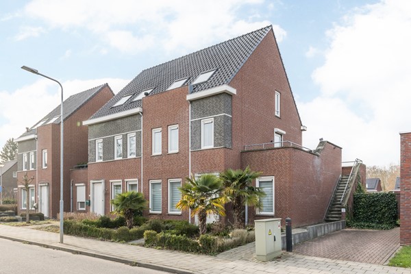 Foto - Te koop: Op goede en in geliefde woonwijk in Voerendaal gelegen halfvrijstaande bovenwoning (type B3 maisonnette), met o.a. dakterras, separate berging op de begane grond en eigen parkeerplaats. 